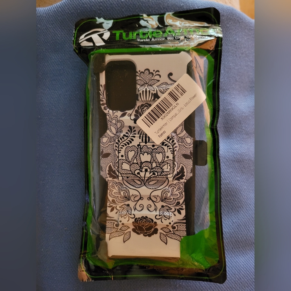 Black and White Geometric Phone Case with Intricate Design